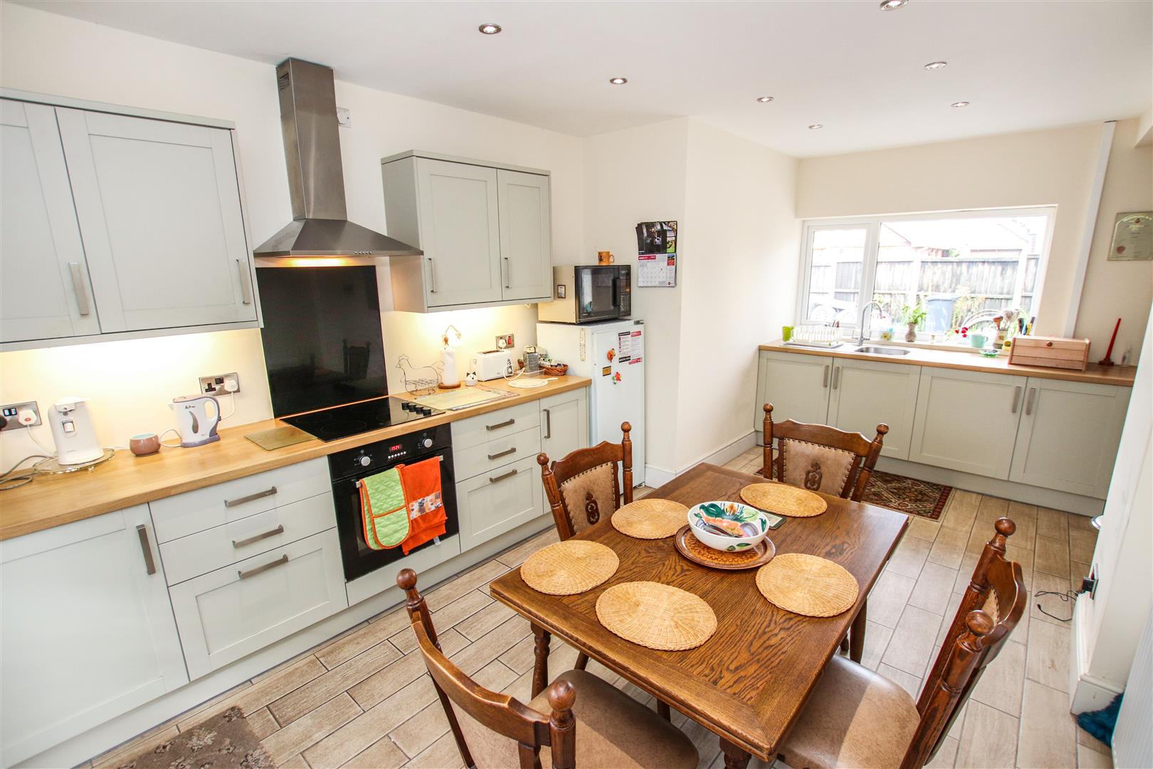L SHAPED KITCHEN / DINING ROOM